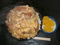 美富士食堂のカツ丼（上から）