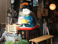 岩井屋の店頭の人形