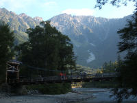 朝の河童橋と穂高連峰のショット