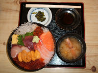 小平町「すみれ」の「本日の海鮮丼」