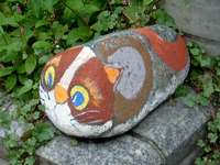 猫の絵が描かれた石