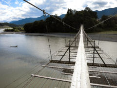 幅の狭い板の道の吊橋