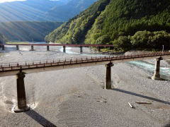 土砂が広く堆積した大井川に2つの橋が架かっている