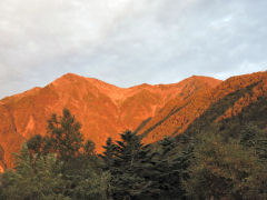 朝日で赤く輝く赤石岳