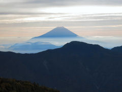 ふもとに朝もやをたなびかせた富士山