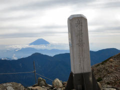 赤石岳山頂標識と富士山