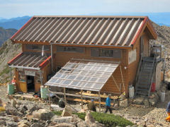 しっかりとした造りの赤石岳避難小屋