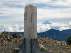 小赤石岳の山頂標識と富士山