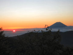 富士山の左から朝日が昇る