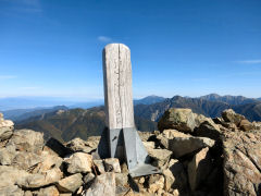 山頂標識と北方向の景色