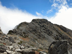 岩・石がゴロゴロした北岳山頂は少し平ら