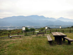 芝の公園から韮崎市内、南アルプスが眺望できる