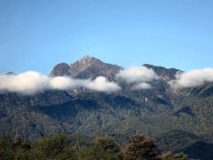 甲斐駒ヶ岳とふんわりたなびく雲