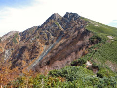 ハイマツ側の登山道から天狗岩、塩見岳山頂付近