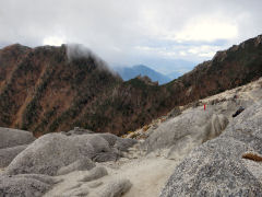 花崗岩地帯から戻る、六方石・駒津峰方面が見えるようになった