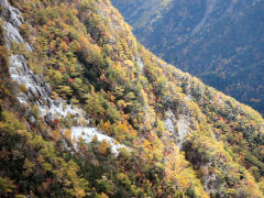 山の急傾斜面は紅葉している