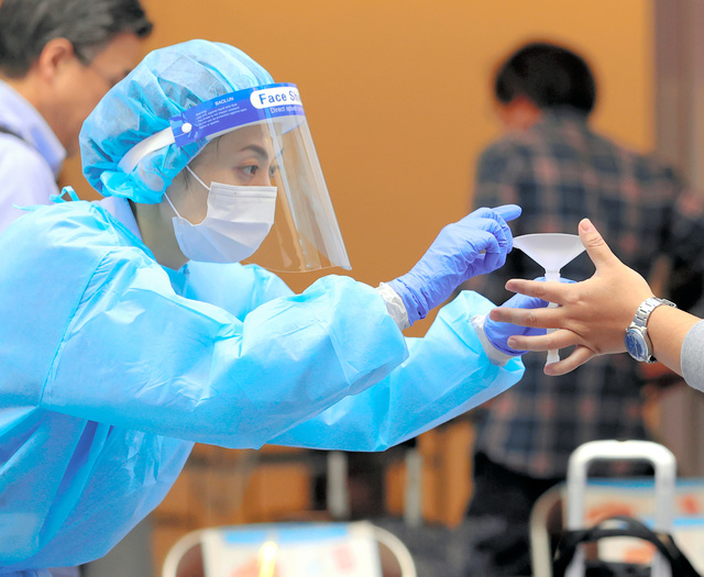 成田空港での検疫作業=2021年5月