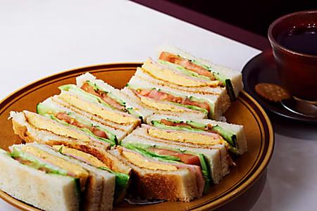 現代アートを愛でながら昭和の真っ当なサンドイッチを［喫茶店ランチを愛す］