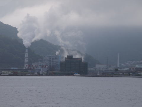 釜石湾奥の工場群