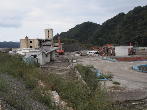 解体される釜石東中学校