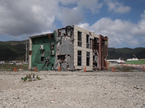 写真　倒壊した江島共済会館