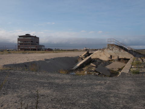 破壊された防潮堤と「わたり温泉　鳥の海」