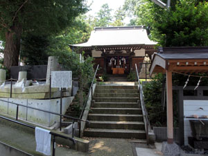 写真3　社殿　記念碑は石段の脇左側にある