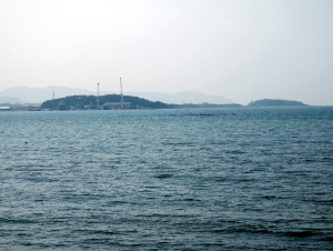 り高ノ島（左）と沖ノ島（右遠方）を望む