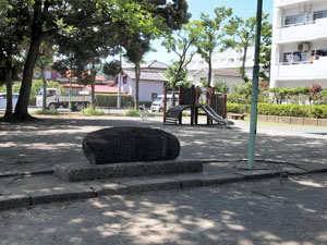 写真5　大島記念公園と大島家の由来が刻まれた石碑