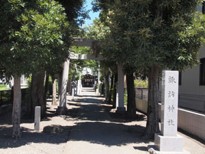 写真1　諏訪神社の参道　鳥居の奥に社殿が見える