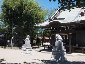 写真2　社殿に向かって左側に大震災記念碑がある