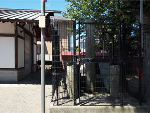 写真3　大震災記念碑はフェンスで囲まれている