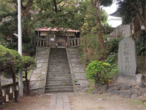 写真3　>階段上が社殿で、階段の手前右側に「至誠通神」碑がある