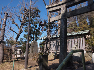 拝殿左側の震災記念碑