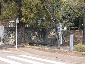 写真2　震災復舊記念碑は社殿への石段の手前左側にある