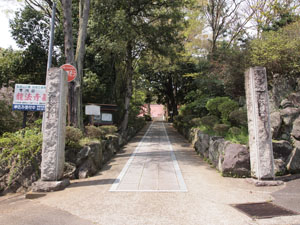 写真1　龍法寺の門前から本堂方向を望む