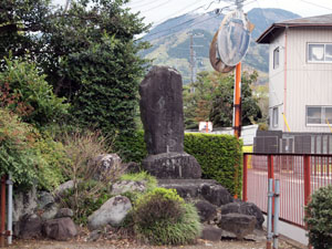 写真4　同一敷地内には仙元大神と刻まれた石塔がある