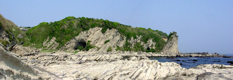 三浦半島南端　盗人狩附近の波食台と海食崖