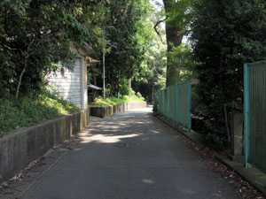写真2　手前右側に宮坂改脩紀念碑があり、前方左側に十二天神社がある