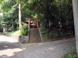 写真7　十二天神社　当時の宮坂は道路を左に進み、宮坂改脩紀念碑の位置から十二天神社を右から回り込んでその後ろ側に抜ける坂道であったと思われる