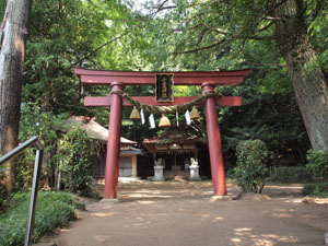 写真8　前方左に十二天神社がある　写真の右に「宮坂改脩紀念」と刻まれた角柱がある