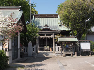 写真2　二の鳥居周辺と八幡大神神社社殿　