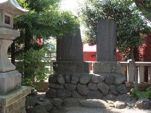 写真3　鳥居をくぐると左側に同一台座上に2つの石碑がある　右側が大震災紀念碑、左側は大正4年の玉垣建造碑