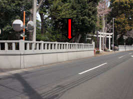 写真1　倉見神社　赤矢印の位置に大震災記念碑がある