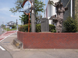 写真3　大震災記念碑　道路に向けて建てられている