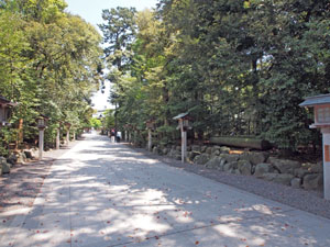 写真2　三ノ鳥居から神門に向かう参道　右側に倒壊した一ノ鳥居が保存されている