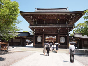 写真3　神門とその奥に見える拝殿