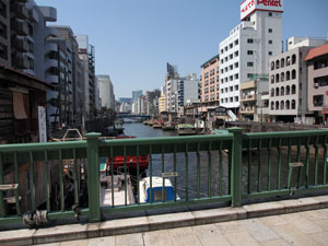 写真2　柳橋より神田川の上流方向を望む