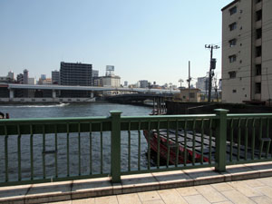 写真3　柳橋より神田川の下流方向（隅田川との合流箇所）を望む