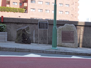写真4　復興記念碑（左）と柳橋の説明板など